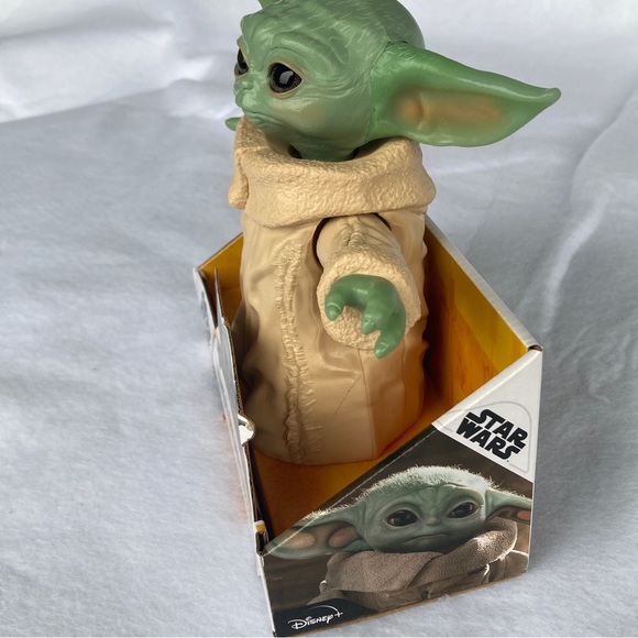 Mandalorian the child STAR WARS figure Disney /Hasbro - Picture 7 of 16